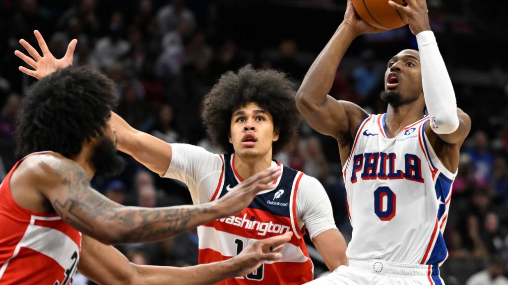 Kyshawn George (Bildmitte) kassiert mit den Washington Wizards im vierten Saisonspiel die dritte Niederlage