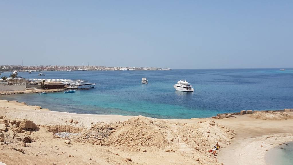 Menschenleer ist der Badestrand von Hurghada. Bei dem Hai-Angriff unweit des ägyptischen Badeorts Hurghada hat es offenbar ein zweites Todesopfer gegeben. Das teilte das ägyptische Umweltministerium am Sonntag mit. 