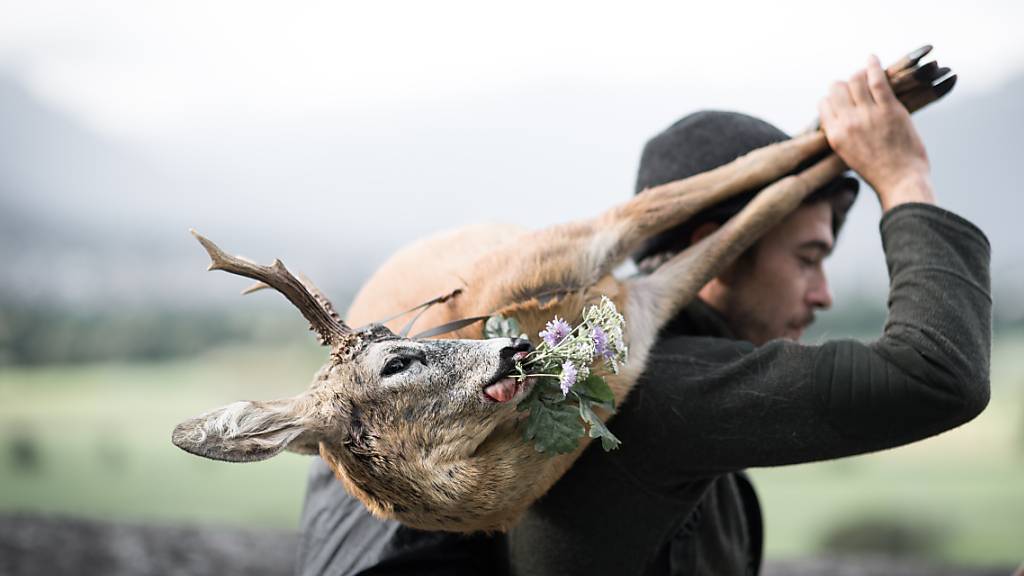 Grausames Töten oder Respekt vor dem Tier? Dem als zweischneidig wahrgenommenen Handwerk der Jagd widmet das Alpine Museum Schweiz eine Ausstellung.