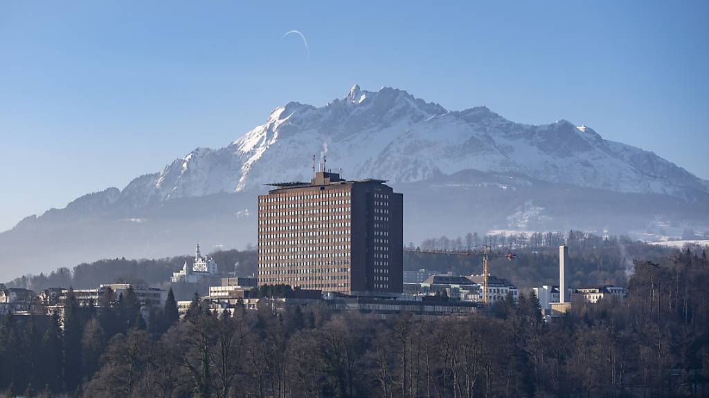 Das Luzerner Kantonsspital in Luzern. Es soll auch in den Regionen eine ausreichende Versorgung sicherstellen. (Archivaufnahme)