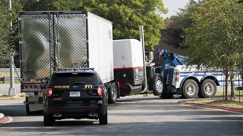 In diesem Lastwagen fand die Polizei von San Antonio im US-Bundesstaat Texas 38 mutmassliche illegale Einwanderer vor. Sie waren bei grosser Hitze im Lkw eingeschlossen.