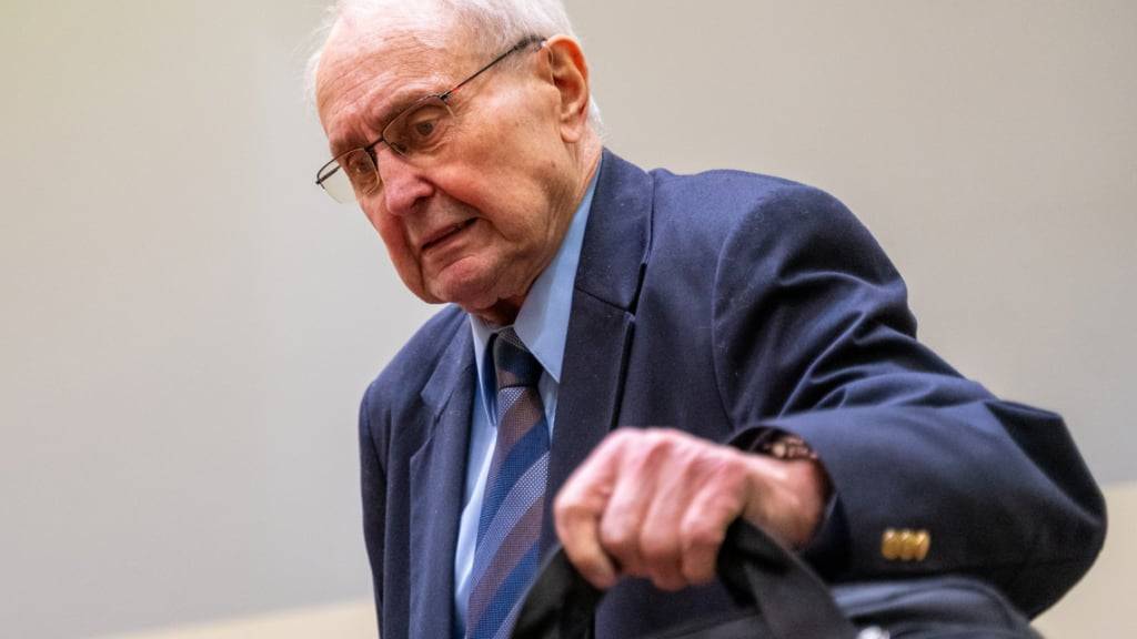 Eduard Lintner, ehemaliger CSU-Abgeordnete, kommt in einen Sitzungssaal im Oberlandesgericht München. Er ist im Korruptionsprozess um die sogenannte Aserbaidschan-Affäre angeklagt wegen Bestechungsvorwürfen. Foto: Leonie Asendorpf/dpa