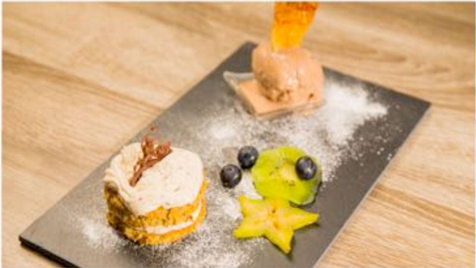 Haselnusstorte mit Mokka-Rahmfüllung und Nutella-Glace