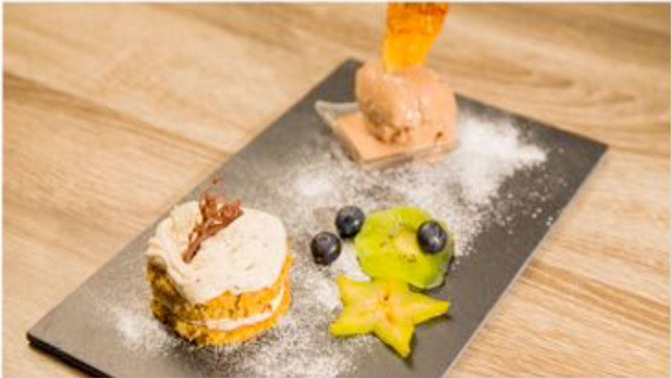 Haselnusstorte mit Mokka-Rahmfüllung und Nutella-Glace