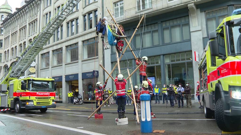 Erneute Blockaden in Zürich - Feuerwehr muss Klimaaktivisten von Holzgerüst befreien