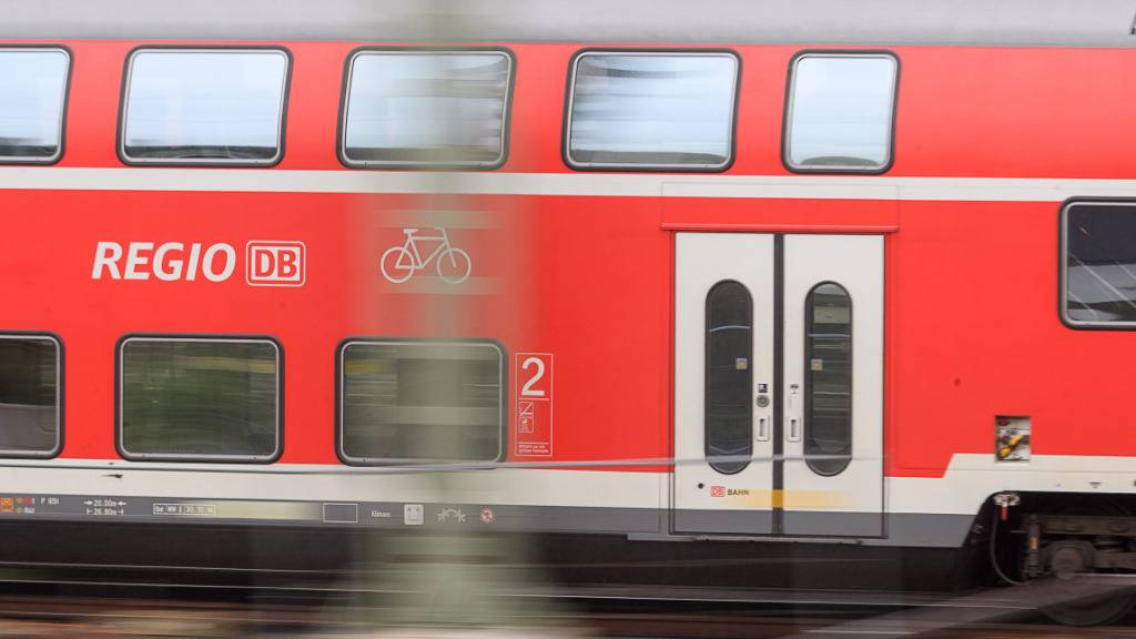 ARCHIV - Eine Bahn der DB Regio. Foto: Sebastian Gollnow/dpa/Archivbild