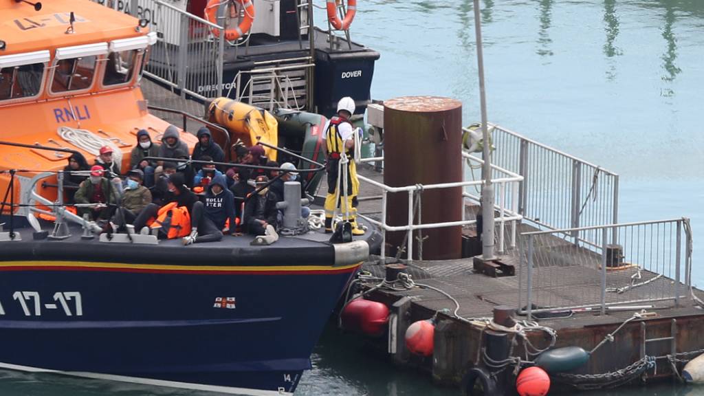 Ein Boot der gemeinützigen Organisation Royal National Lifeboat Institution (RNLI) fährt eine im Ärmelkanal aufgegriffene Gruppen mutmaßlicher Migranten in Richtung Hafen. Foto: Andrew Matthews/PA Wire/dpa