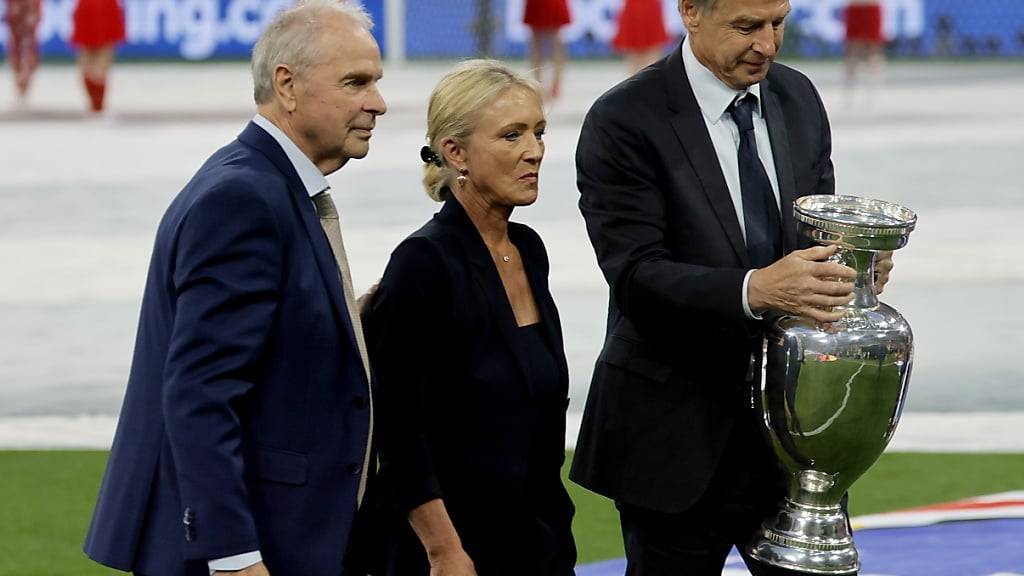 Franz Beckenbauers Witwe Heidi und die deutschen EM-Legenden Bernard Dietz (links) und Jürgen Klinsmann (rechts) bringen den EM-Pokal zum Mittelkreis und eröffnen die 17. Fussball-Europameisterschaft