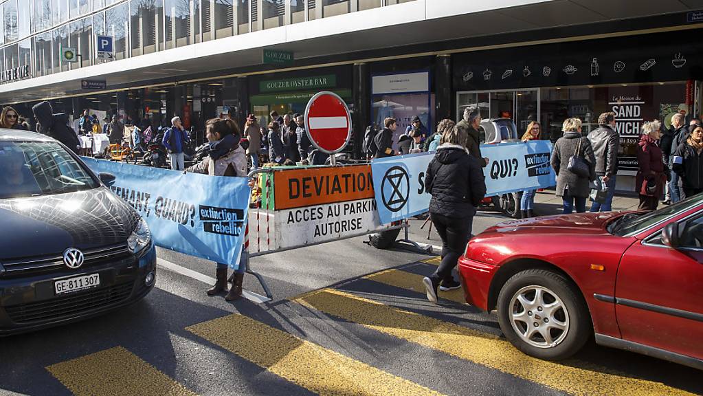 Die Blockade von Extinction Rebellion in Genf verursachte bei einigen Autofahrerinnen und Autofahrern Ärger.