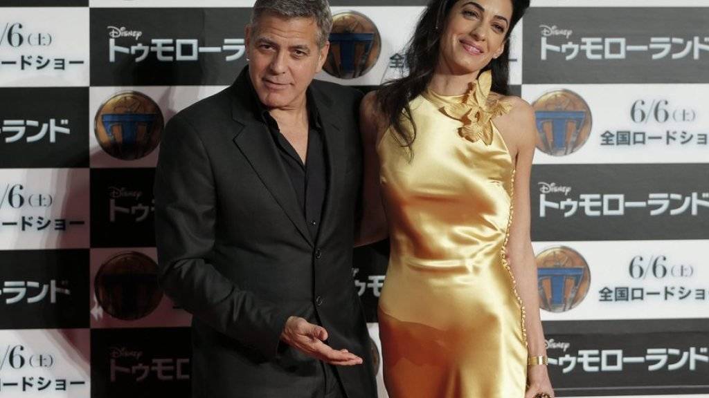 Sie hat stundenlanges Styling hinter sich, er spielte bis vor 30 Minuten noch Basketball: Amal und George Clooney (Archiv)