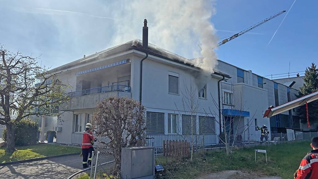 Der Brand brach in einem Schlafzimmer der Wohnung aus.