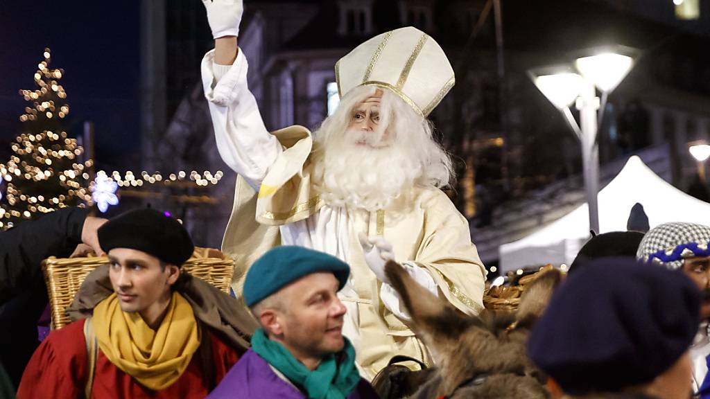 An der traditionellen Nikolausfeier in der Stadt Freiburg haben am Samstag über 30'000 Menschen teilgenommen.