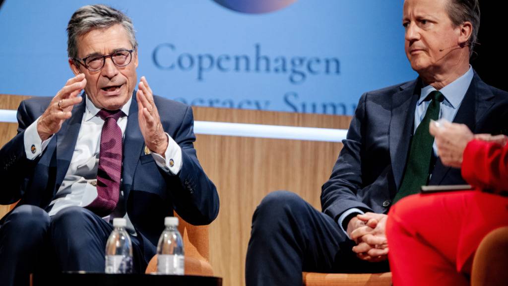 ARCHIV - Der ehemalige dänische Ministerpräsident und ehemalige Nato-Generalsekretär Anders Fogh Rasmussen (l) und der ehemalige britische Premierminister James Cameron auf dem Demokratie-Gipfel in Kopenhagen. Foto: Mads Claus Rasmussen/Ritzau Scanpix/dpa