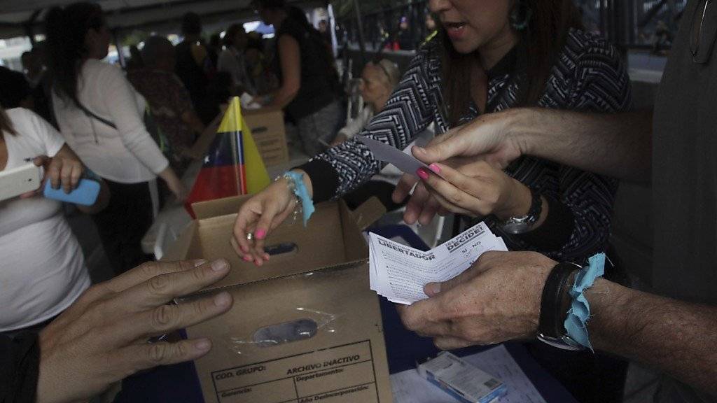 Über sieben Millionen Venezolaner haben sich am symbolischen Referendum über die Verfassungsreform von Präsident Maduro beteiligt.