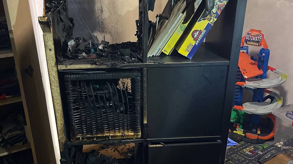 Der Brand in einem Wohnhaus in Altstätten brach im Bereich eines Regals aus.