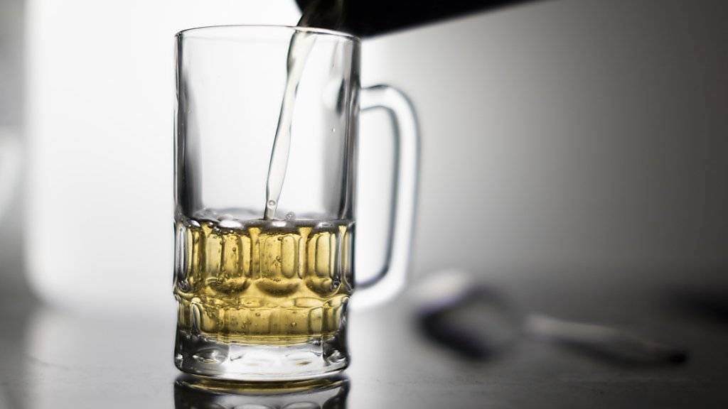 Höchstens zwei Glas Bier am Tag für Männer und höchstens eines für Frauen: Die Eidgenössische Kommission für Alkoholfragen hat ihre Empfehlungen für einen unproblematischen Alkoholkonsum nach unten korrigiert. (Themenbild)