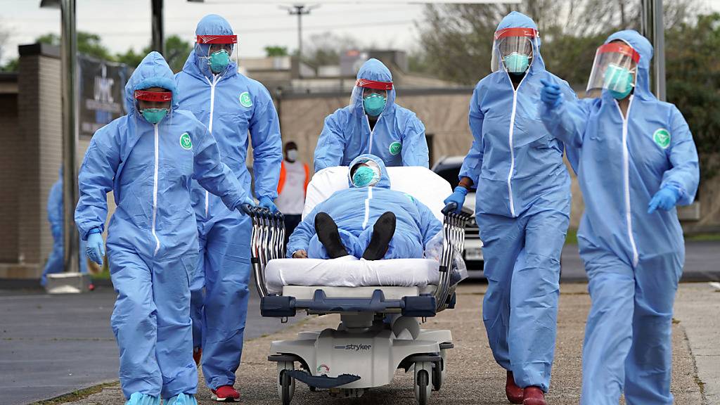 ARCHIV - Ein Covid-Patient wird in der Anfangsphase der Pandemie 2020 in ein Krankenhaus in Houston gebracht. Angesichts der jüngsten Corona-Welle hat der US-Bundesstaat Texas alle Krankenhäuser gebeten, nicht absolut notwendige medizinische Eingriffe zu verschieben. Foto: David J. Phillip/AP/dpa