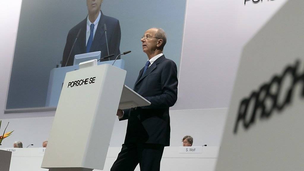 Die VW-Dachgesellschaft Porsche SE hat deutlich mehr verdient - Im Bild CEO Hans Dieter Pötsch an der Generalversammlung im Juni. (Archivbild)