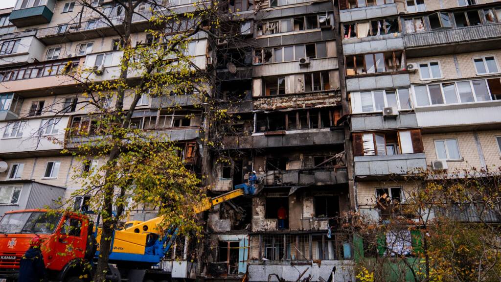 Feuerwehrleute arbeiten in einem zerstörten Wohnhaus nach einem russischen Drohnenangriff. Foto: Dan Bashakov/AP/dpa/Archivbild