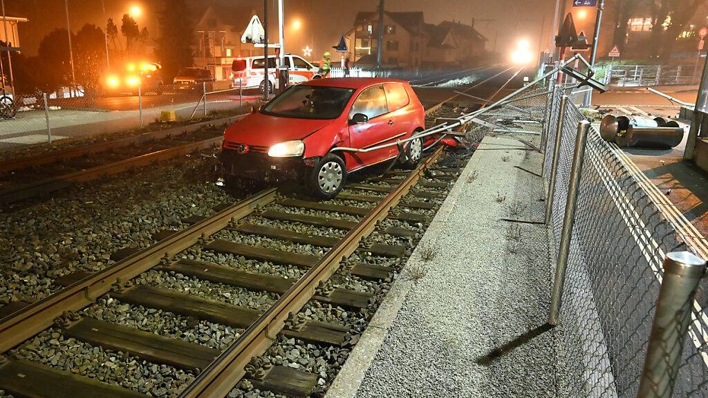 Das Auto landete nach einem Selbstunfall auf dem Bahngleis, der Lenker konnte unverletzt aussteigen.