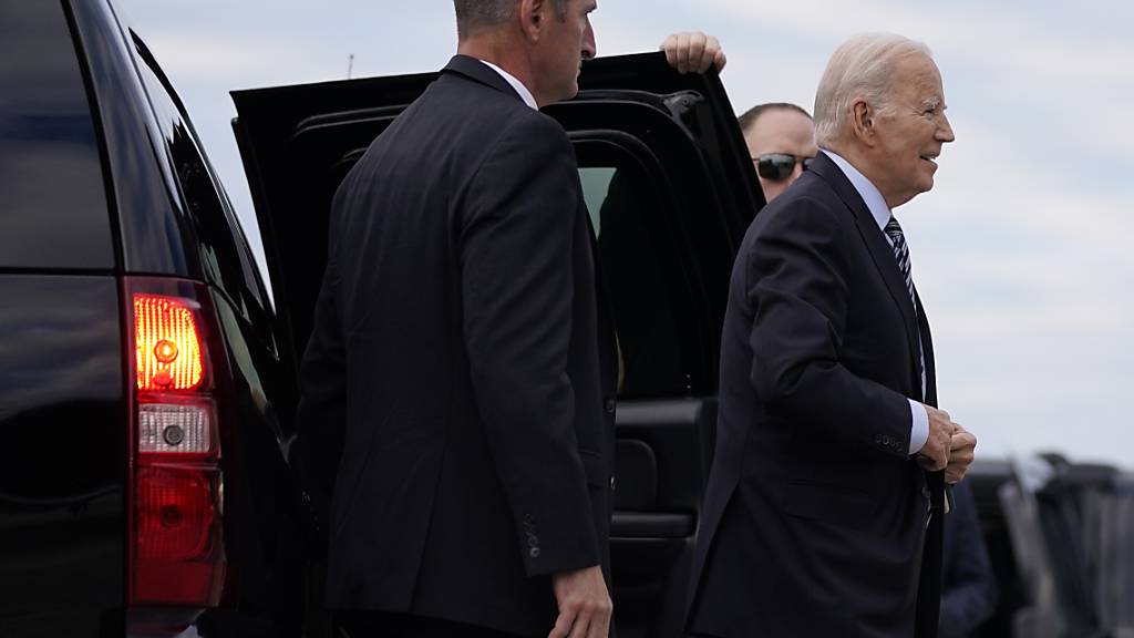 Joe Biden (r), Präsident der USA, geht auf dem Luftwaffenstützpunkt Andrews in Maryland an Bord der Air Force One zu einer Reise nach Israel. Foto: Evan Vucci/AP/dpa