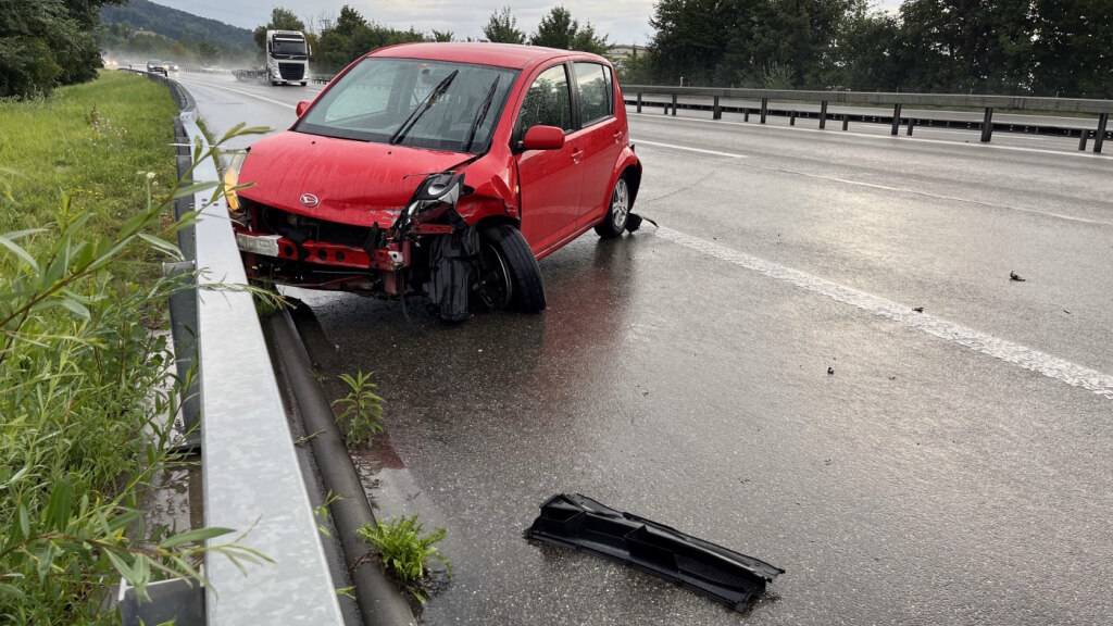 Im Kanton St. Gallen kamen am Montag mehrere Autos wegen der nassen Fahrbahn ins Schleudern.