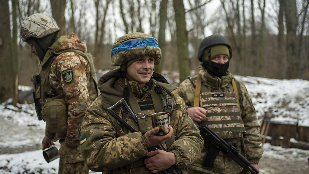 Soldaten des staatlichen ukrainischen Grenzschutzes machen eine Teepause in einer Militärstellung in der Region Sumy. Die EU stellt weitere 194 Millionen Euro für die Ausrüstung und Ausbildung ukrainischer Soldaten bereit. Foto: Hanna Arhirova/AP/dpa