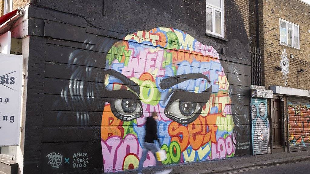 Ein kunstvolles Graffito entlang eines Street Art Pfads in Camden als Hommage an Amy Winehouse.