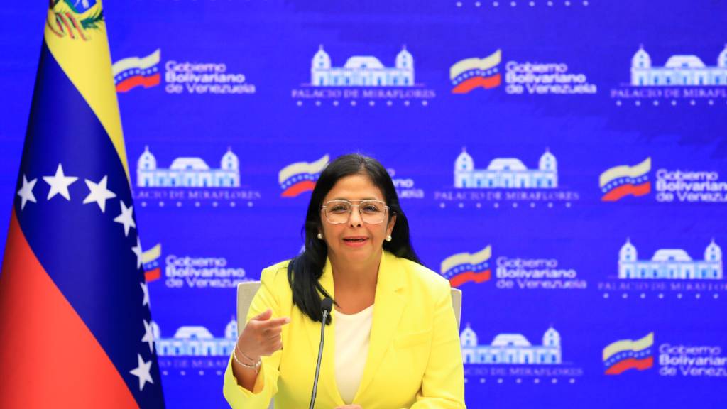 HANDOUT - Auf diesem vom venezolanischen Pr‰sidentenamt zur Verf ̧gung gestellten Bild spricht Delcy RodrÌguez, Vizepr‰sidentin von†Venezuela, auf einer Pressekonferenz. Foto: Jhonn Zerpa/Presidencia Miraflores/dpa
