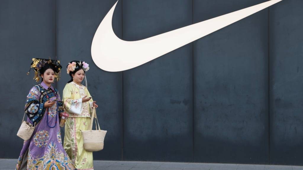 In Europa wegen der US-Strafzölle aktuell eher ein rotes Tuch: Das Nike-Logo hinter traditionell gekleideten Chinesinnen.
