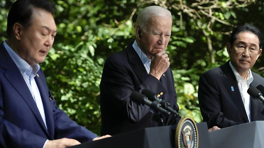 Joe Biden (M), Präsident der USA, nimmt mit Fumio Kishida (r), Premierminister von Japan, und Yoon Suk Yeol, Präsident von Südkorea, an einer gemeinsamen Pressekonferenz in Camp David teil. Foto: Andrew Harnik/AP/dpa