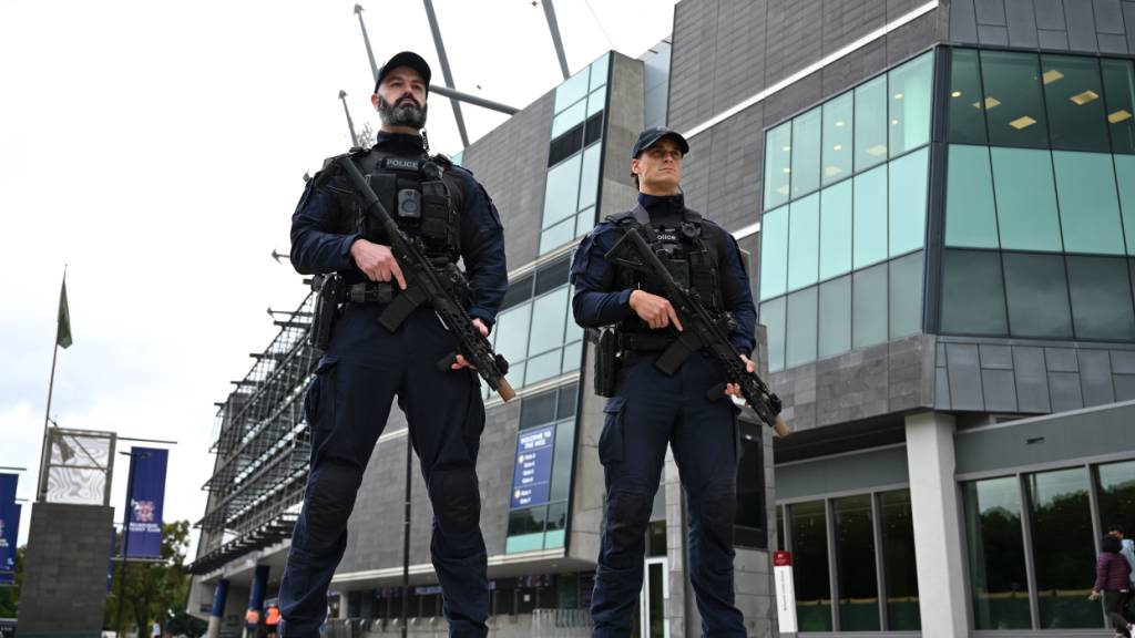 CIRT-Beamte der Polizei von Victoria tragen während eines Sicherheitstermins am Boxing Day im MCG halbautomatische Langwaffen. Foto: James Ross/AAP/dpa