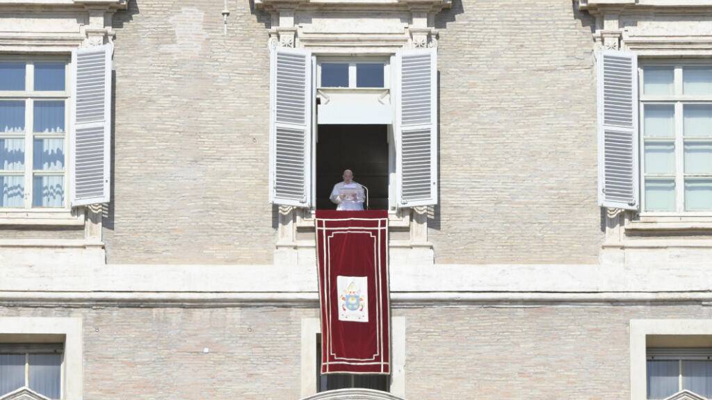 Papst Franziskus leitet von einem Fenster, das den Petersplatz überblickt, aus das sonntägliche Angelus-Gebet. Foto: Ansa/Claudio Peri/ANSA via ZUMA Press/dpa