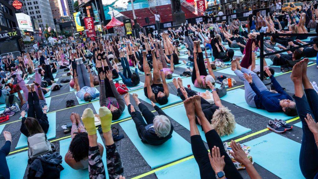 dpatopbilder - Massen-Yoga-Kurs auf dem Times Square. Foto: Adam Gray/AP/dpa