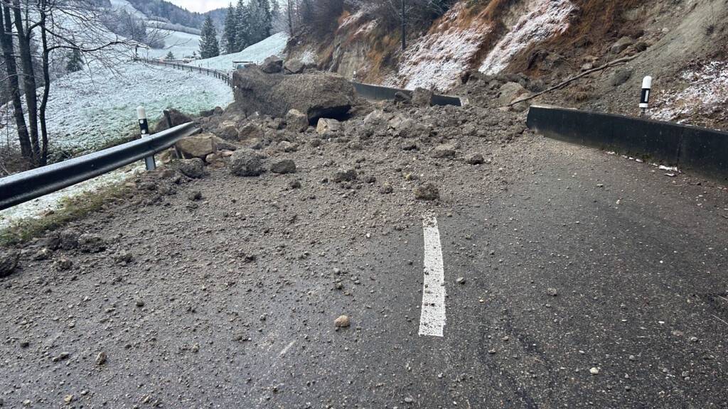 Die Strasse zwischen Mosnang und Dreien blieb nach einem Felssturz am 18. November für mehrere Tage gesperrt. (Archivbild)