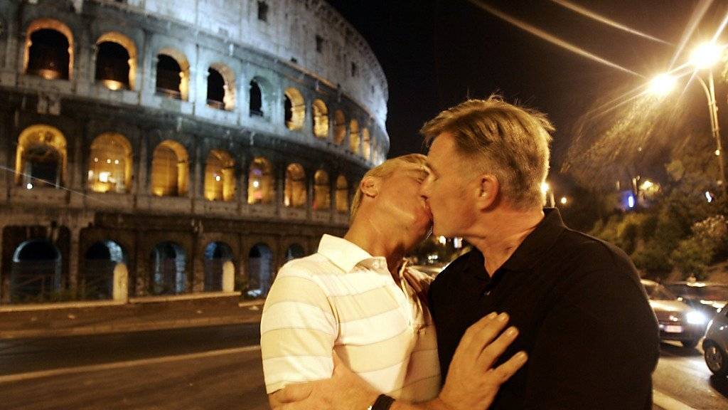 Homosexuelle dürfen in Italien weiterhin nicht verheiratet sein. Im Bild zwei Homosexuelle bei einer Protestaktion vor dem Kollosseum in Rom im Jahr 2007.