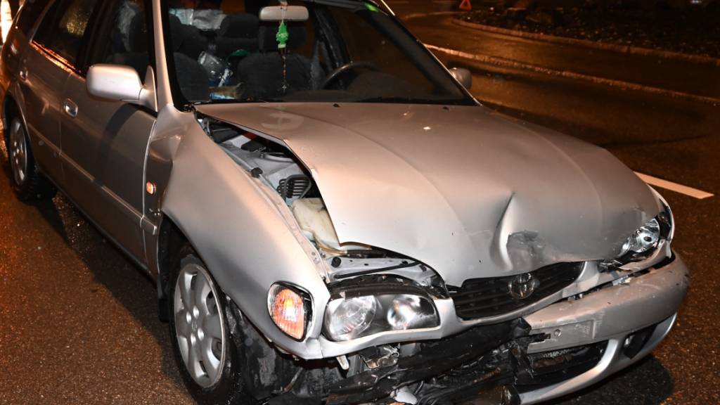 Beim Zusammenprall zweier Autos in Flawil SG wurde ein Mitfahrer eines Autos verletzt.