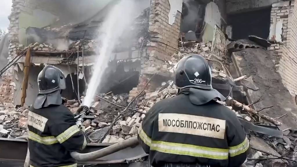 dpatopbilder - HANDOUT - Auf diesem vom Pressedienst des russischen Katastrophenschutzministeriums zur Verfügung gestellten Foto löschen zwei Feuerwehrmänner einen Brand. Bei einer heftigen Explosion in der Stadt Sergijew Possad rund 70 Kilometer nordöstlich von Moskau hat es offiziellen Angaben zufolge mindestens 45 Verletzte gegeben. Foto: Uncredited/Russian Emergency Ministry Press Service/AP/dpa - ACHTUNG: Nur zur redaktionellen Verwendung und nur mit vollständiger Nennung des vorstehenden Credits
