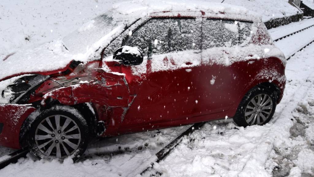 In Speicher ist nach einem Unfall ein Auto auf den Geleisen der Appenzeller Bahnen gelandet.