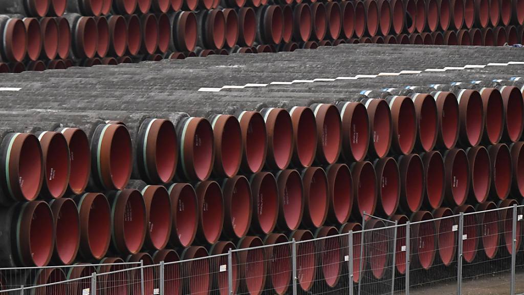 ARCHIV - Rohre für den Bau der Erdgaspipeline Nord Stream 2 von Russland nach Deutschland werden im Hafen Mukran auf der Insel Rügen gelagert. Foto: Stefan Sauer/dpa-Zentralbild/dpa