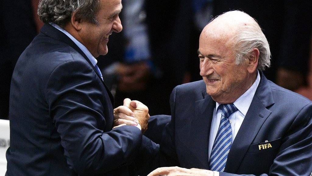 Michel Platini (l) und Sepp Blatter (r) sind ins Visier der Justiz geraten. (EPA/WALTER BIERI/KEYSTONE)