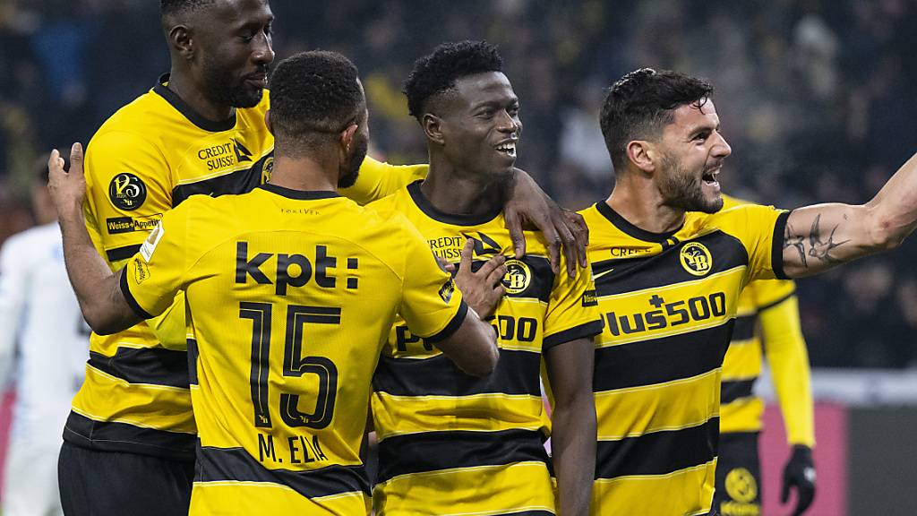 Meschack Elia (2.v.l.) und Ebrima Colley (2.v.r.) sind zwei von fünf YB-Spieler, die in den kommenden Wochen am Afrika-Cup weilen