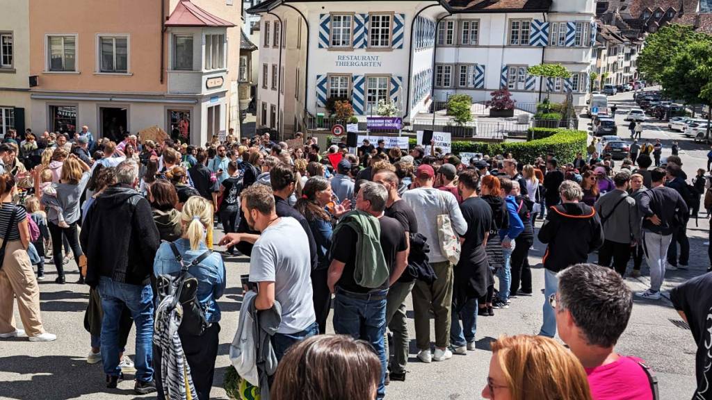 Die Berichterstattung der «Rundschau» über den Fall eines Gewaltopfers führte in Schaffhausen Ende Mai zu einer Demonstration von mehreren hundert Personen. Sie kritisierten die Arbeit der Polizei und Strafverfolgungsbehörden. (Archivbild)