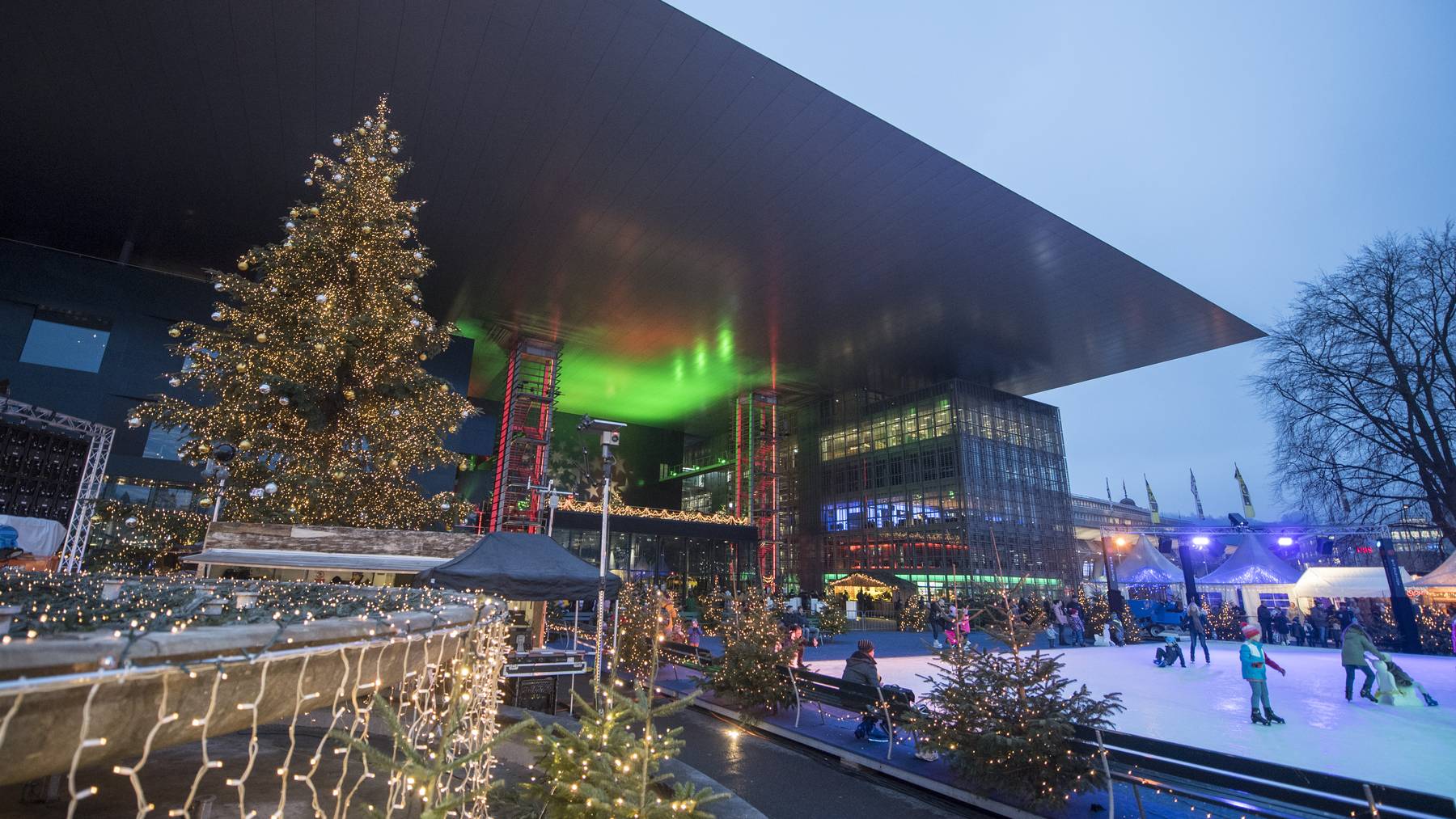Farbenfroh mit Weihnachtsdekoration und Eisfeld präsentiert sich das KKL in Luzern, am Dienstag, 18. Dezember 2018.