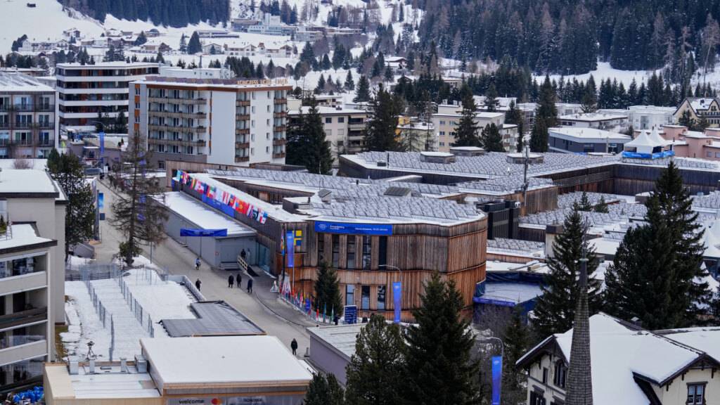 Temporäre Bauten während des Weltwirtschaftsforums sind für Davos zum Problem geworden. Blick auf Davos mit dem Kongresszentrum. (Archivbild)