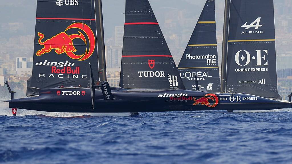 Alinghi Red Bull im Vordergrund hat die Jacht der Franzosen im Griff