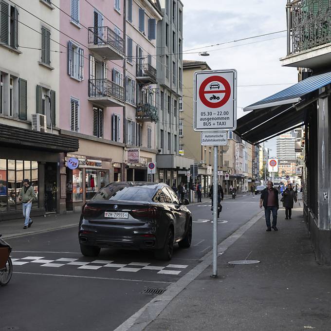 Fahrverbot an der Langstrasse spült weiterhin viel Geld in die Kasse