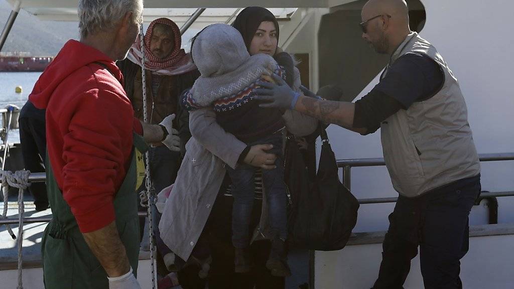 Migranten und Flüchtlinge kommen per Boot auf der griechischen Insel Leros an. Der Flüchtlingszustrom stellt Griechenland vor praktisch unlösbare Aufgaben. Trotzdem verlieren die anderen EU-Staaten langsam die Geduld: Sie geben Athen drei Monate Zeit, seine Aussengrenzen besser zu sichern (Archiv).