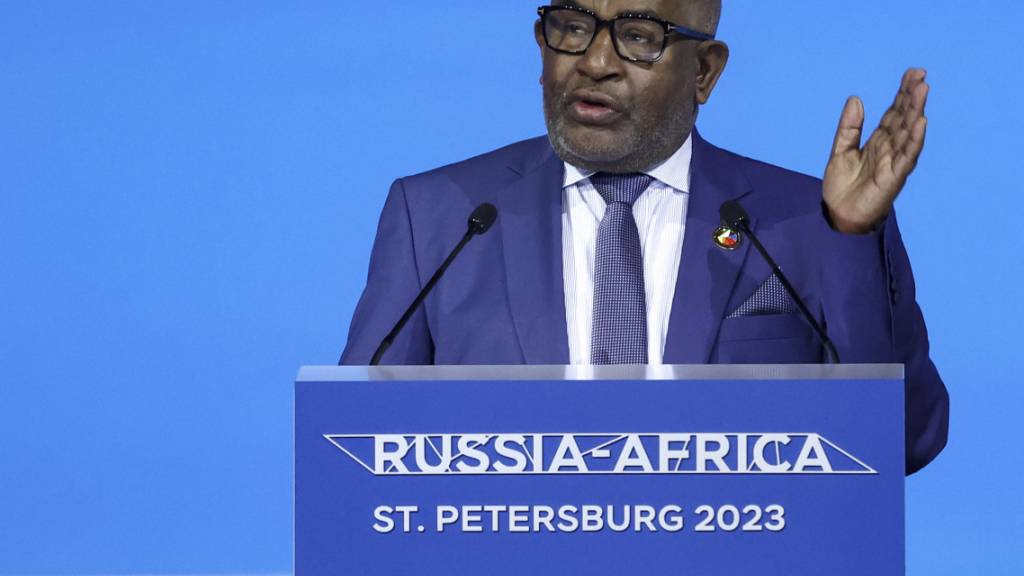 Azali Assoumani, Vorsitzender der Afrikanischen Union und Präsident der Komoren, spricht während des Russland-Afrika-Gipfels. Kremlchef Putin hat zum Auftakt des zweiten russischen Afrika-Gipfels in St. Petersburg den Vertretern des Kontinents verlässliche Lebensmittellieferungen zugesichert. Foto: Valery Sharifulin/POOL TASS Host Photo Agency/AP/dpa