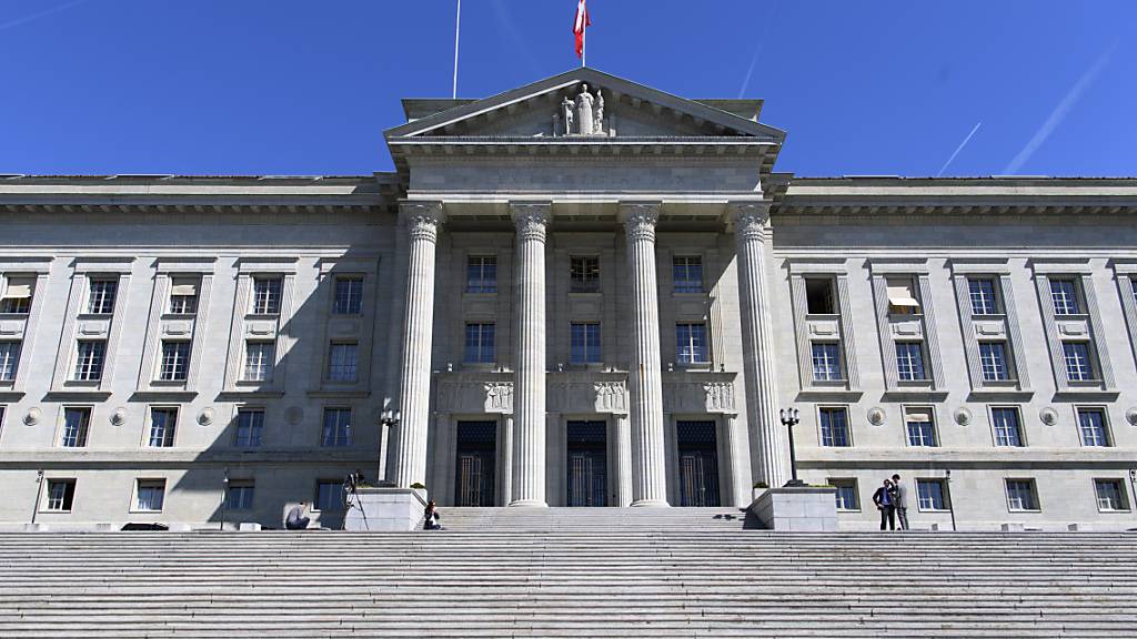 Das Bundesgericht hat den Fall eines jungen Straftäters zur Prüfung einer allfälligen Landesverweisung an die Vorinstanz zurückgewiesen. (Archivbild)